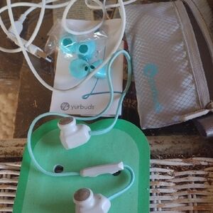 Yurbuds Twist Lock Wireless Bluetooth Earbuds NWT